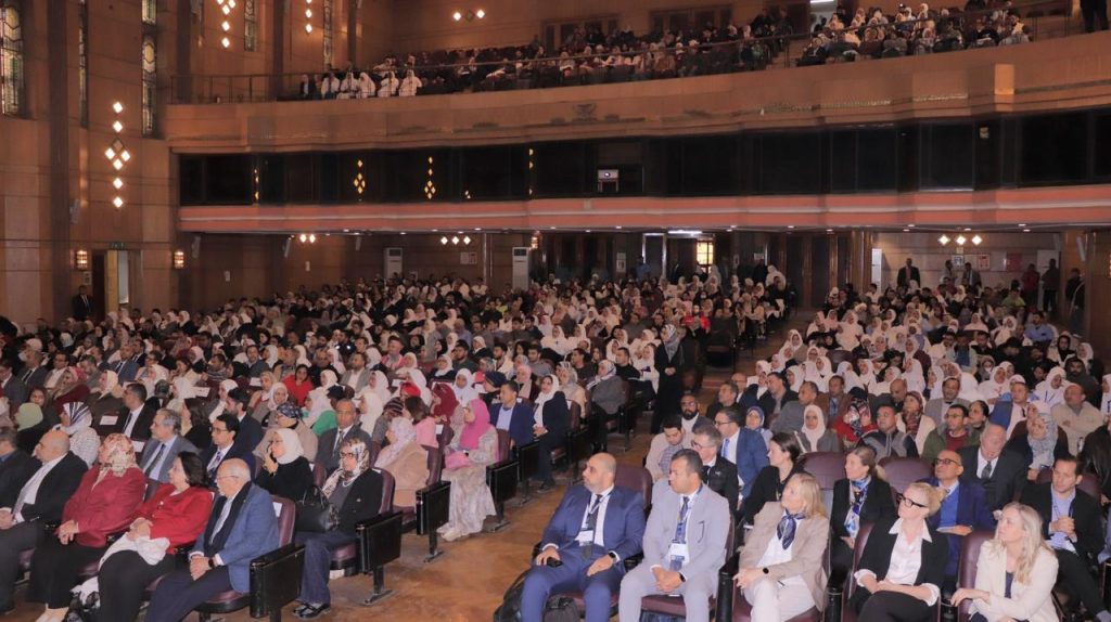 زيارة (Dag Juhlin-Dannfelt) سفير مملكة السويد لدى القاهرة وإليزابيت لان وزيرة الصحة السويدية لكلية طب قصر العيني