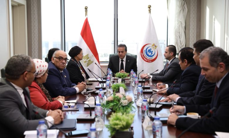 أول اجتماع لوزير الصحة والسكان بعد تجديد الثقة الرئاسية