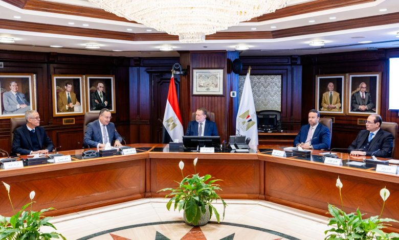 حسن عبد الله محافظ البنك المركزي المصري يلتقى الدكتور عبد العزيز قنصوة وزير التعليم العالي والبحث العلمي