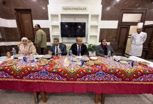 صورة عميد طب قصر العيني يلتقى بأبنائه الأطباء على مائدة إفطار رمضان