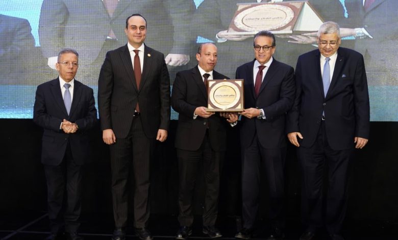 «الرعاية الصحية» تكرّم عميد طب قصر العيني