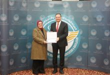 صورة رئيس هيئة الاعتماد والرقابة الصحية يكرّم الكاتبة الصحفية سماح سعيد تقديرًا لجهودها في نشر ثقافة الجودة