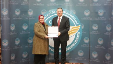 صورة رئيس هيئة الاعتماد والرقابة الصحية يكرّم الكاتبة الصحفية سماح سعيد تقديرًا لجهودها في نشر ثقافة الجودة