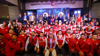 صورة وزيرة التضامن تشهد تكريم أبطال «صحاب الأرض» وتؤكد: الهلال الأحمر جسر الحياة إلى غزة