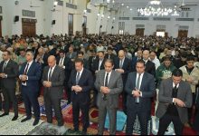 صورة رئيس جامعة بورسعيد يؤدي صلاة عيد الفطر بساحة المسجد العباسي