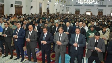 صورة رئيس جامعة بورسعيد يؤدي صلاة عيد الفطر بساحة المسجد العباسي