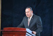 صورة بمناسبة “عيد الأم”..وزير التعليم العالي يهنئ سيدات مصر