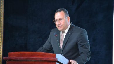 صورة بمناسبة “عيد الأم”..وزير التعليم العالي يهنئ سيدات مصر