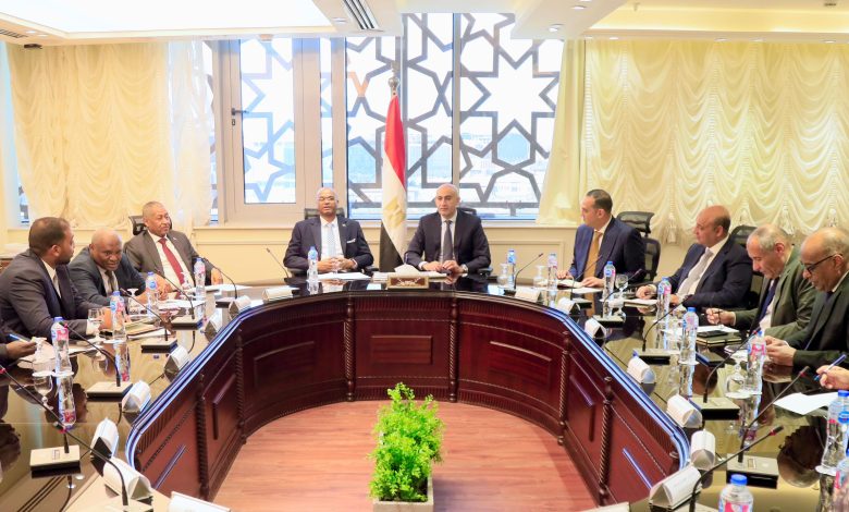 محمد عبد اللطيف وزير وزارة التربية والتعليم والتعليم الفني يستقبل نظيره السودانى التهامي الزين