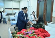 صورة بعد حريق محدود.. رئيس جامعة القاهرة يراجع أوضاع المرضى