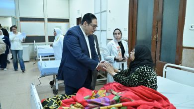 صورة بعد حريق محدود.. رئيس جامعة القاهرة يراجع أوضاع المرضى