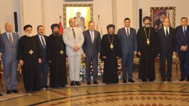 صورة احتفالا بعيد القيامة ..وزير التعليم العالي يزور الكنيسة المرقسية بالإسكندرية