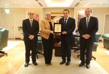 صورة وزير الصحة يكرّم الدكتورة نانسي الجندي لبلوغها سن التقاعد