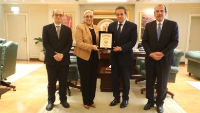 صورة وزير الصحة يكرّم الدكتورة نانسي الجندي لبلوغها سن التقاعد