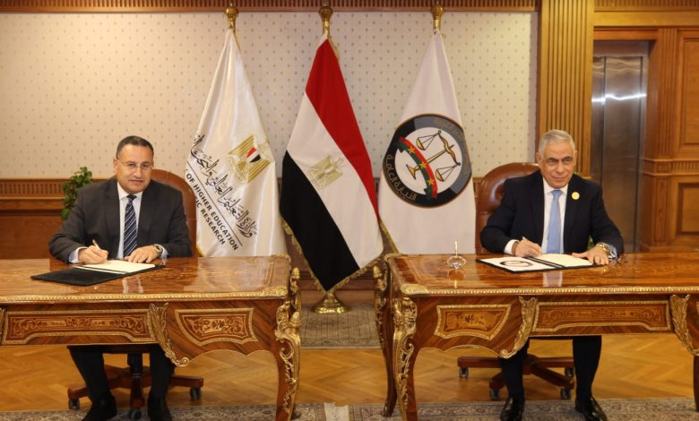 الدكتور عبد العزيز قنصوة وزير التعليم العالي والبحث العلمى،والمستشار محمد شوقي النائب العام يشهدان إطلاق الصالونات الثقافية بالجامعات