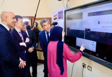 صورة وزير التعليم يصطحب رئيس جامعة “هيروشيما” في زيارة لمدرسة الأورمان الثانوية