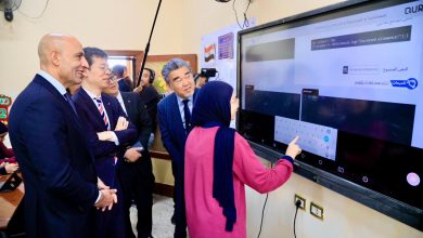 صورة وزير التربية والتعليم يصطحب رئيسي جامعة هيروشيما و”سبريكس” في زيارة لمدرسة الأورمان الثانوية