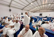 صورة حجاج الجمعيات الأهلية يواصلون أداء المناسك على صعيد عرفات