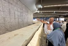 صورة حجاج الجمعيات الأهلية يرمون جمرة العقبة الكبرى
