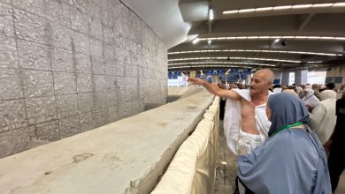 صورة حجاج الجمعيات الأهلية يرمون جمرة العقبة الكبرى