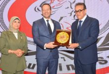 صورة وزير الصحة والسكان يكرم د.إسلام عساف
