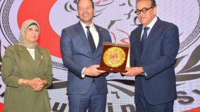 صورة وزير الصحة والسكان يكرم د.إسلام عساف