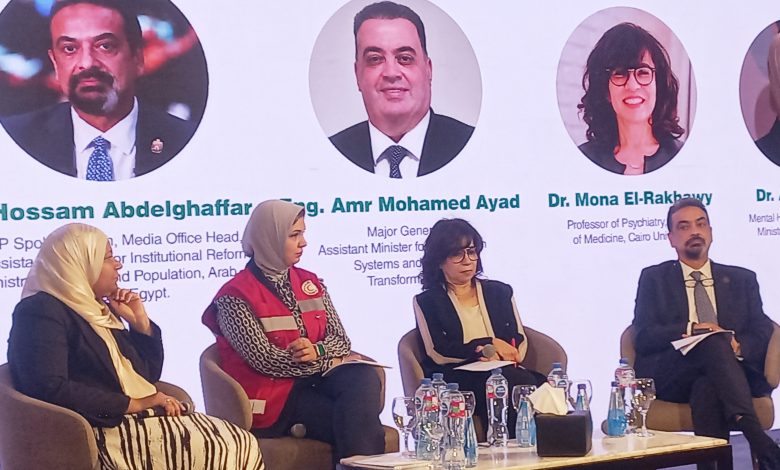 جلسة حوارية على هامش فاعليات تدشين عيادات صحتك سعادة