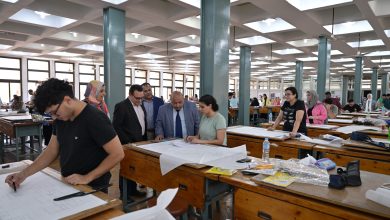 صورة نائب رئيس جامعة القاهرة يتفقد امتحانات نهاية الفصل الدراسي الثاني