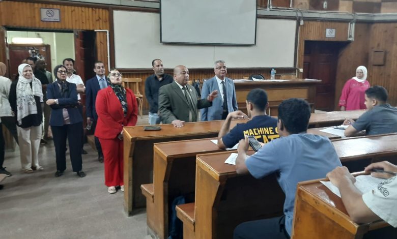 د.أحمد رجب نائب رئيس جامعة القاهرة يتفقد عددا من اللجان الامتحانية