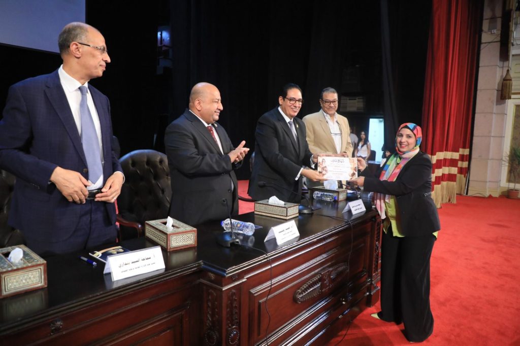رئيس جامعة القاهرة يكرم الفائزين بمهرجان «إبداع 14»