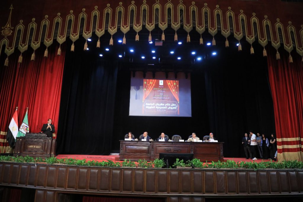 رئيس جامعة القاهرة يكرم الفائزين بمهرجان «إبداع 14»