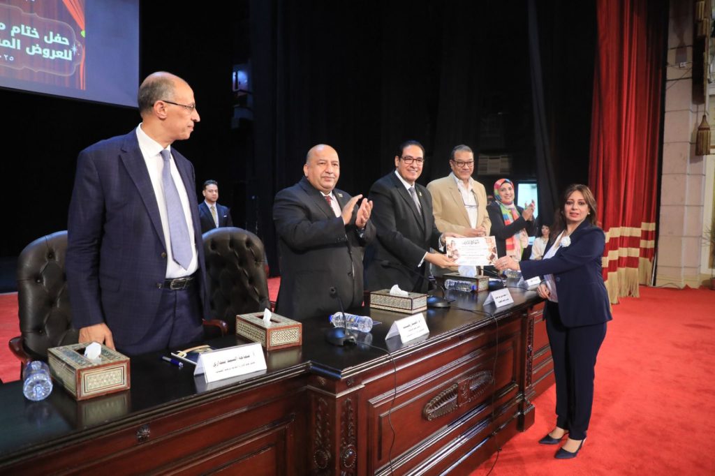 رئيس جامعة القاهرة يكرم الفائزين بمهرجان «إبداع 14»