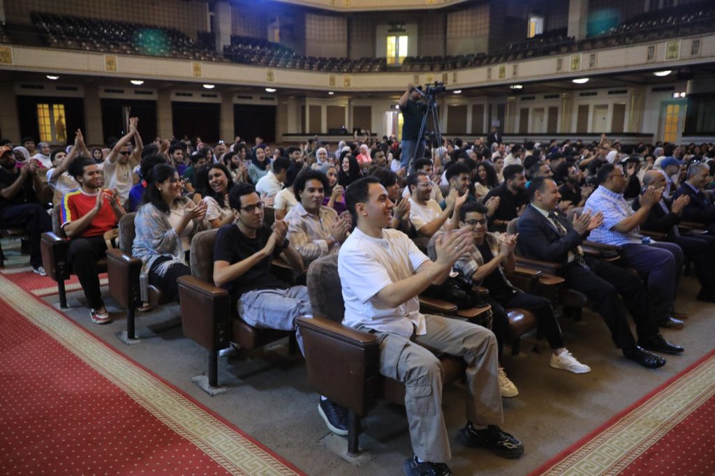 رئيس جامعة القاهرة يكرم الفائزين بمهرجان «إبداع 14»