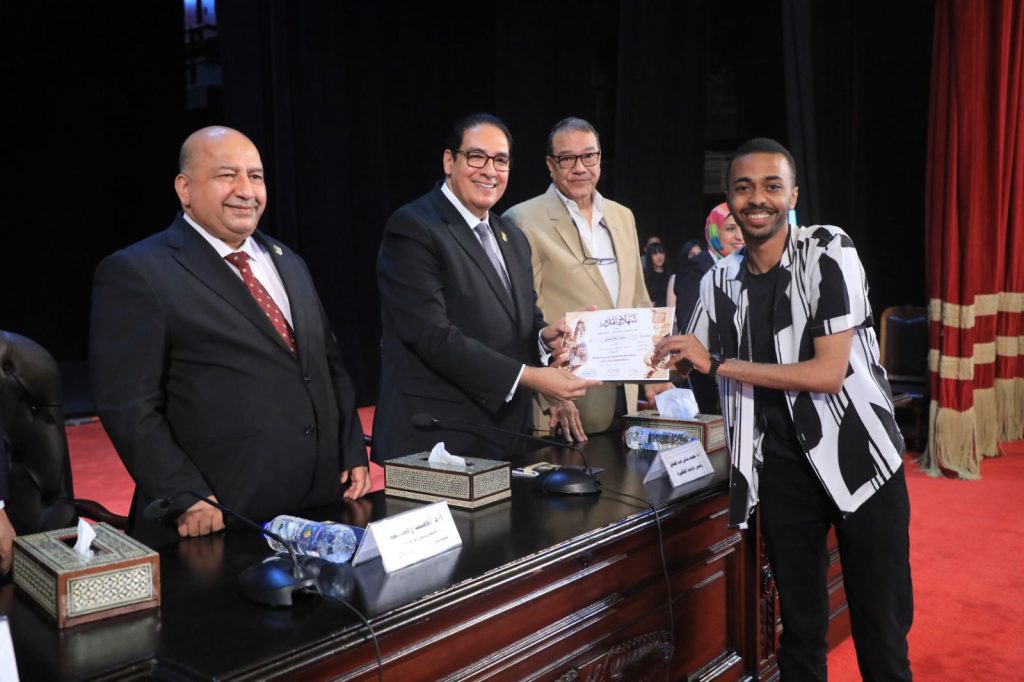 رئيس جامعة القاهرة يكرم الفائزين بمهرجان «إبداع 14»