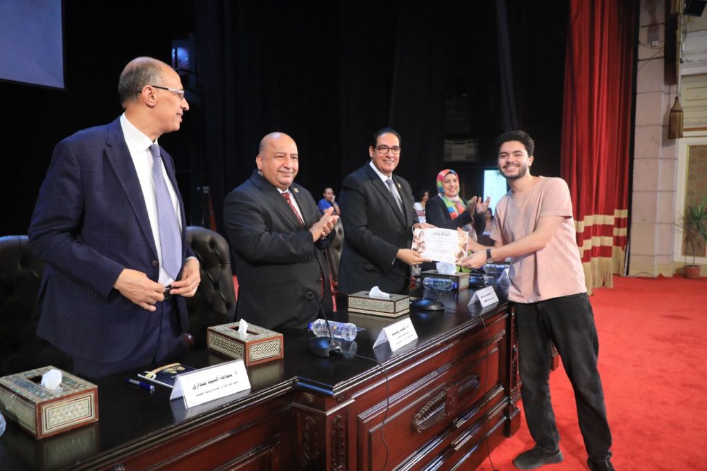 رئيس جامعة القاهرة يكرم الفائزين بمهرجان «إبداع 14»