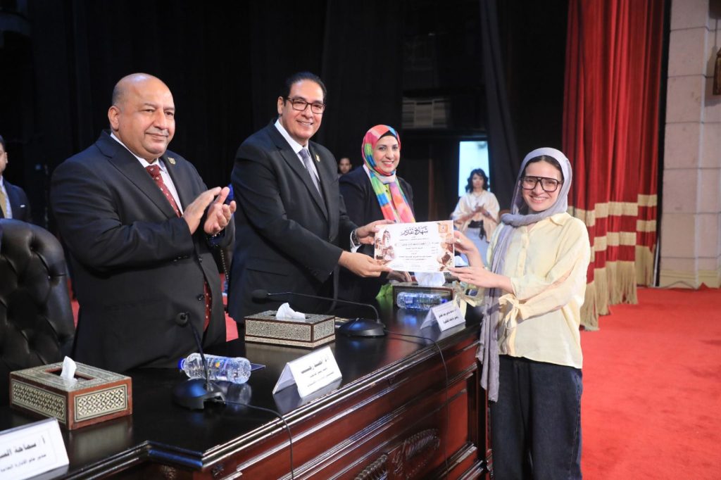 رئيس جامعة القاهرة يكرم الفائزين بمهرجان «إبداع 14»