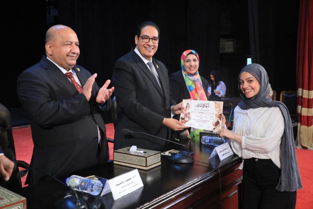 رئيس جامعة القاهرة يكرم الفائزين بمهرجان «إبداع 14»