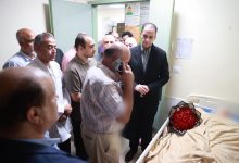 صورة نائب وزير الصحة يزور الطبيبة المعتدى عليها بمستشفى ناصر التخصصي