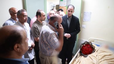 صورة نائب وزير الصحة يزور الطبيبة المعتدى عليها بمستشفى ناصر التخصصي