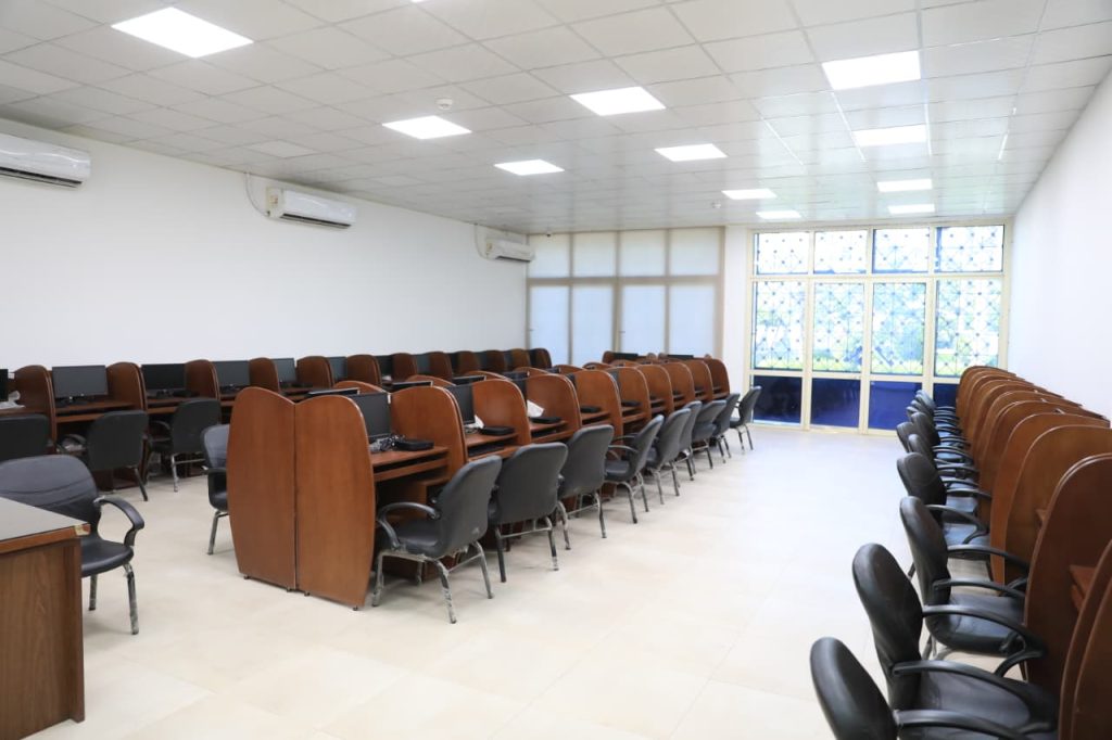 وزير التعليم العالي ورئيس جامعة العاصمة يفتتحان عددًا من المشروعات التعليمية