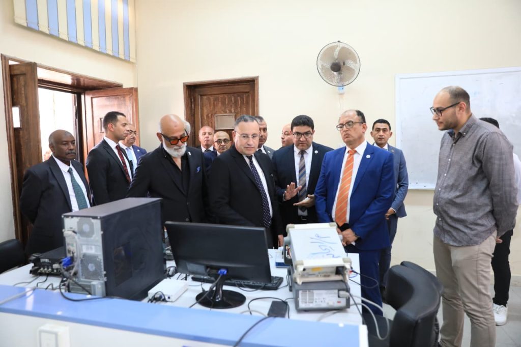 وزير التعليم العالي ورئيس جامعة العاصمة يفتتحان عددًا من المشروعات التعليمية
