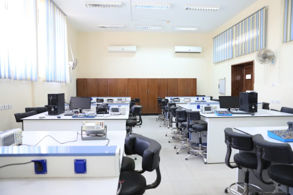 وزير التعليم العالي ورئيس جامعة العاصمة يفتتحان عددًا من المشروعات التعليمية