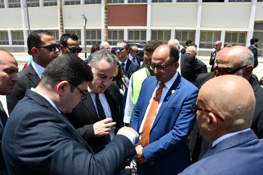 وزير التعليم العالي ورئيس جامعة العاصمة يفتتحان مشروع تطوير كلية الهندسة بحلوان