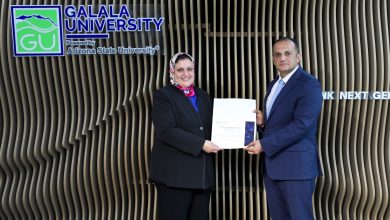 صورة جامعة الجلالة تكرّم الصحفية سماح سعيد تقديرًا لجهودها في التغطية الإعلامية