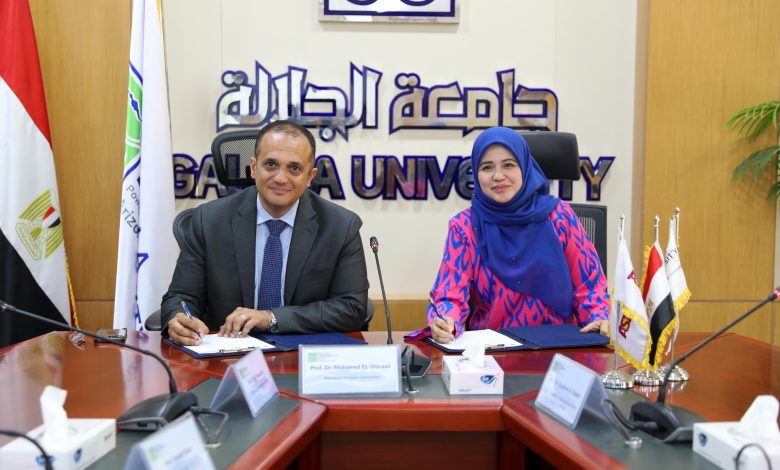 الدكتور محمد الشناوي رئيس جامعة الجلالة الأهلية والدكتورة شريفة سيهيرة بنتي سي شيخ نائب رئيس جامعة "UPTM" الماليزية
