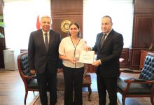 صورة تقديرا لشجاعتها..”قنصوة”يكرم طالبة بكلية الطب لدورها فى إسعاف مصابي مول «أرابيلا بلازا»