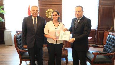 صورة “قنصوة”يكرم الطالبة هيا عمرو لشجاعتها فى إسعاف مصابي مول «أرابيلا بلازا»