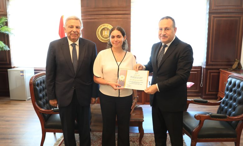وزير التعليم العالي والبحث العلمي يكرم الطالبة هيا عمرو