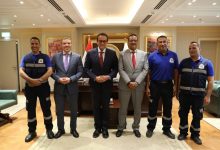 صورة 6 دقائق بين الحياة والموت..وزير الصحة يُكرم أبطال الإسعاف لإنقاذهم حياة أب