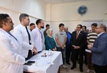 صورة في أول أيام الكشف الطبي.. رئيس جامعة القاهرة يوجه بتيسير الإجراءات للطلاب الجدد